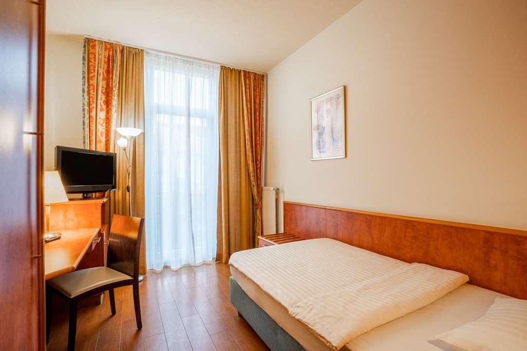 1, 2, Sleep Boardinghouse Unterschleissheim Zentrum Room photo