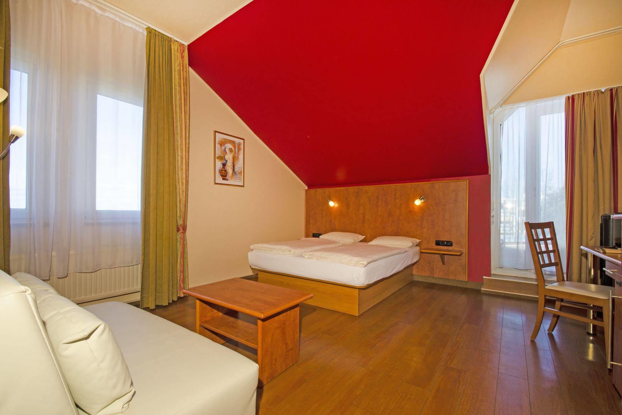 1, 2, Sleep Boardinghouse Unterschleissheim Zentrum Exterior photo